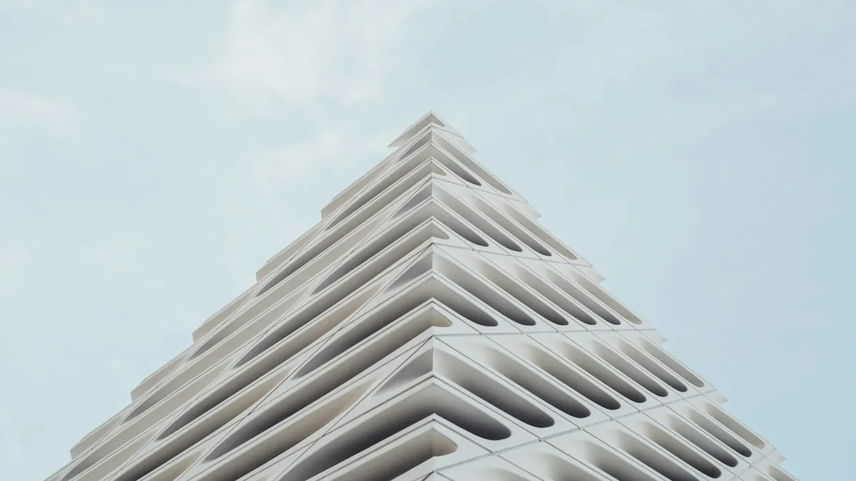 Fotografía en ángulo bajo de la fachada de un edificio
