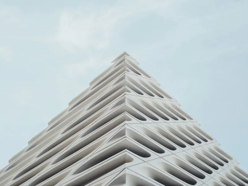 Fotografía en ángulo bajo de la fachada de un edificio