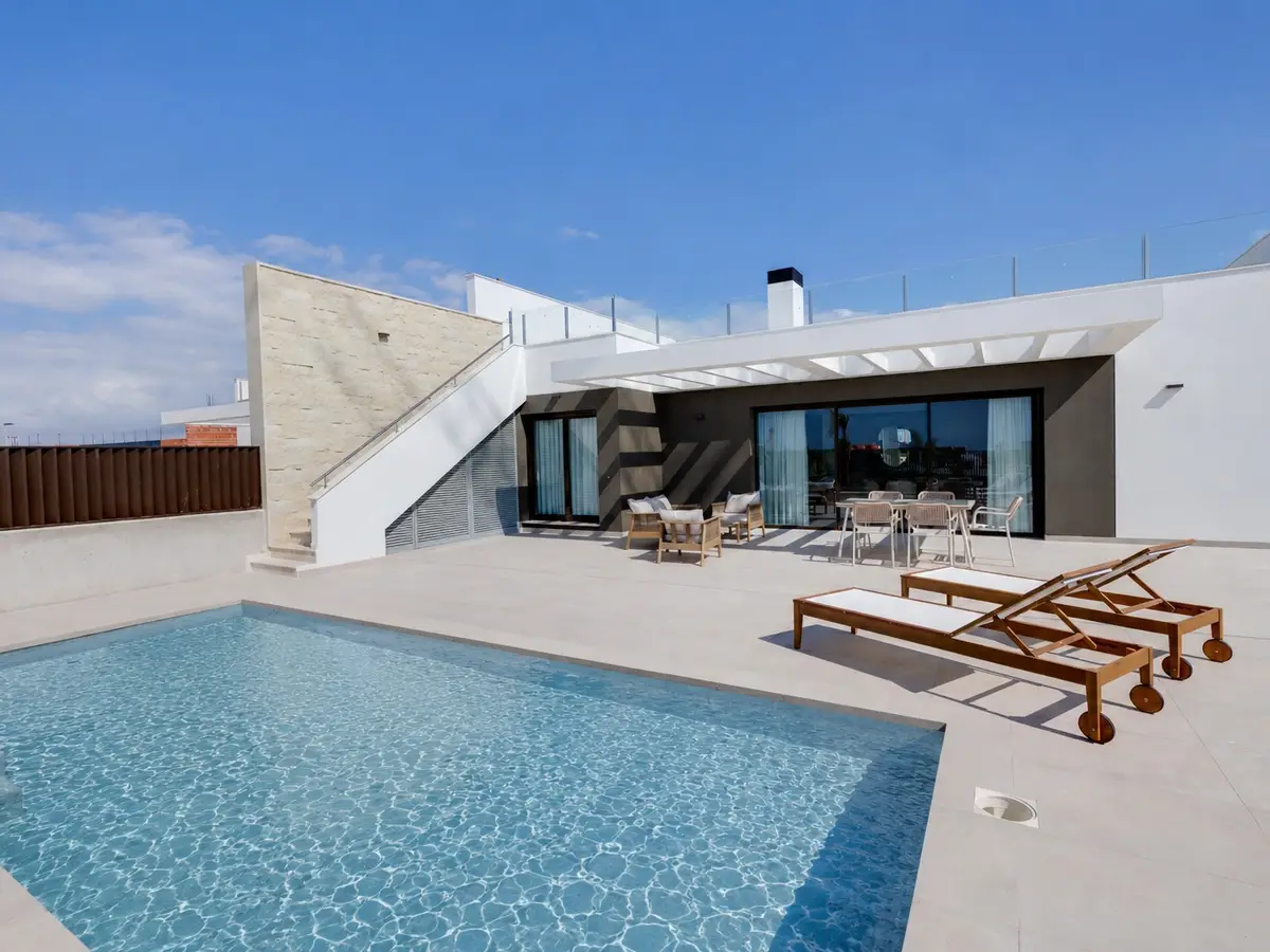 Villa moderna con piscina y terraza, arquitectura contemporánea en Alicante